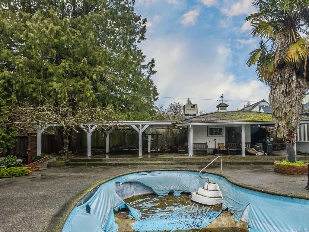 listing image 16041329563849