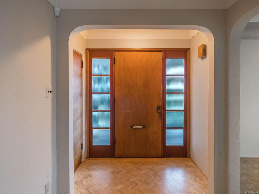 listing image 16041374919129