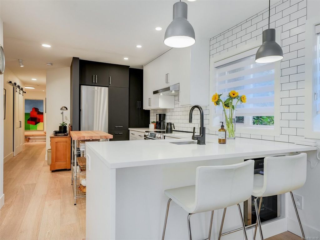 listing image 16042612361411605108