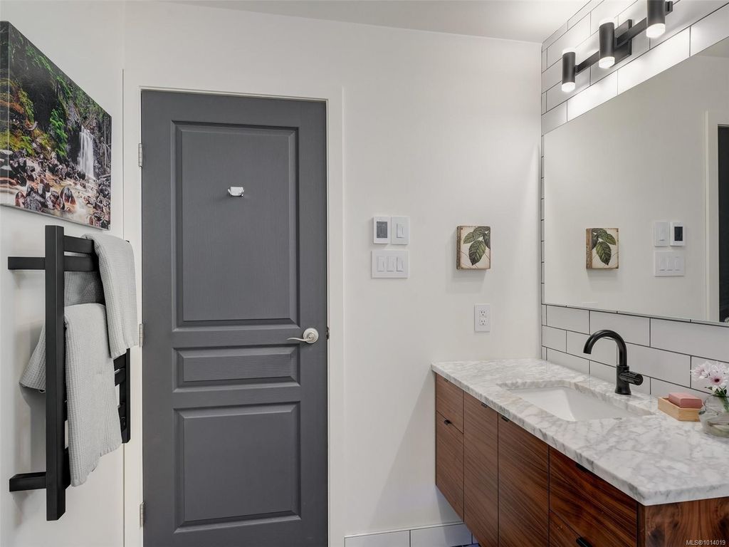 listing image 16048275311180095437