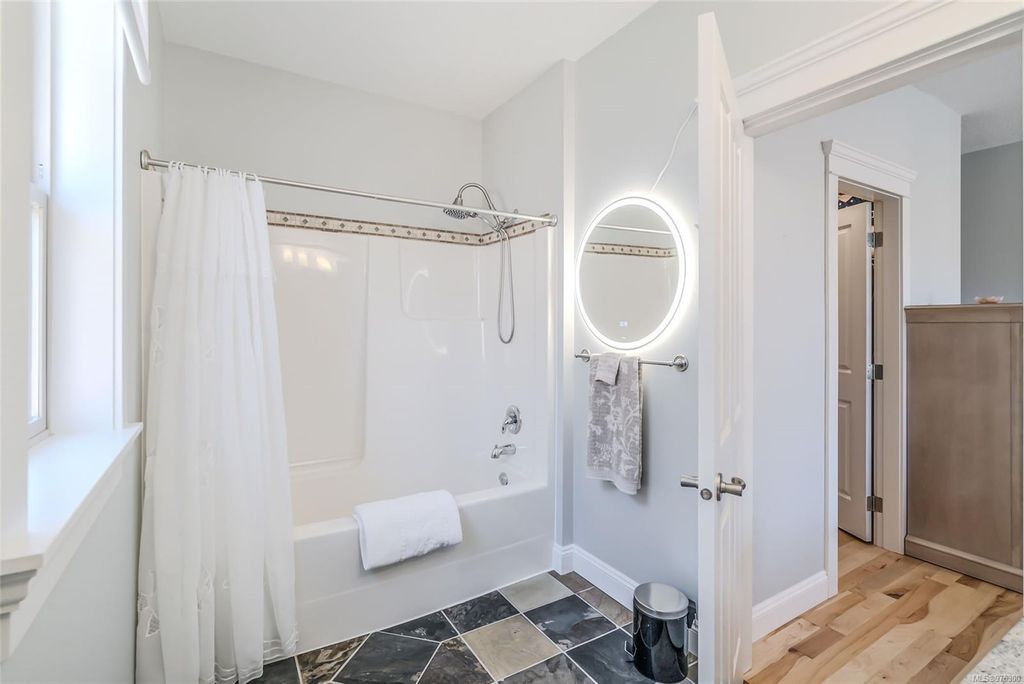 listing image 16048190817125915048