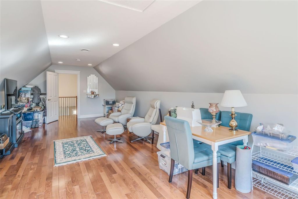 listing image 16044119415232667963