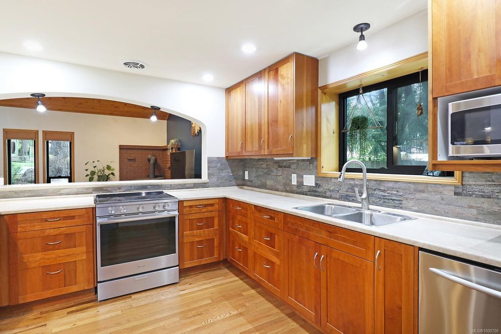 listing image 16046336129760432142
