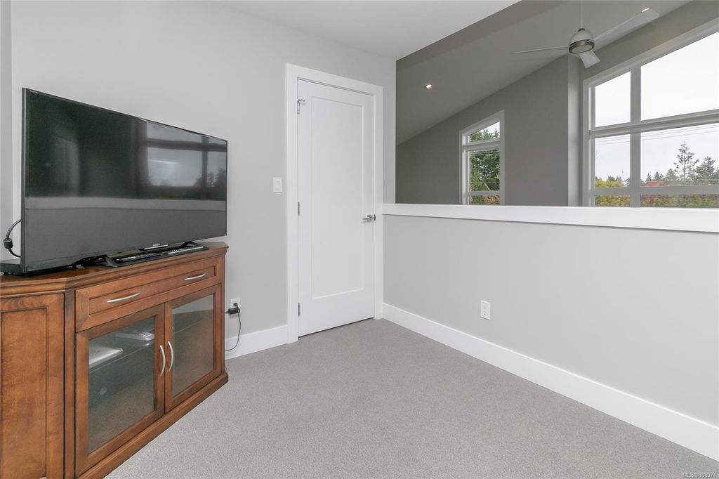 listing image 16042336556149965823
