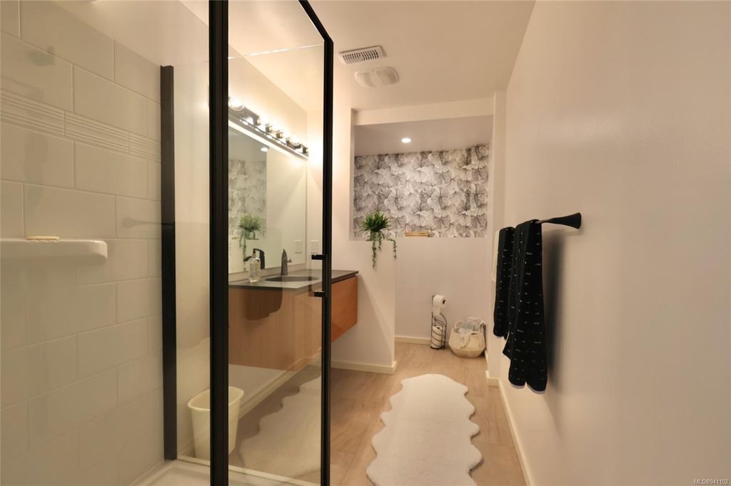 listing image 16042843886048417723