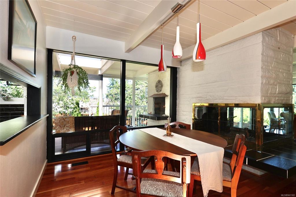 listing image 16047342155621380477