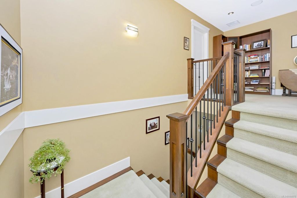 listing image 16042682837867875352