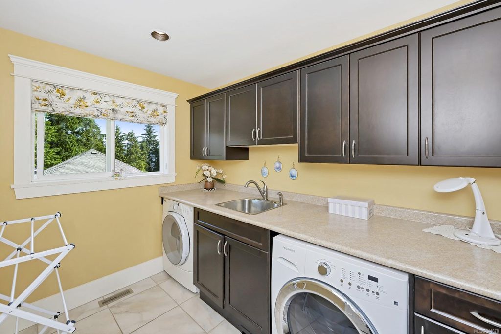 listing image 16043970169942005235