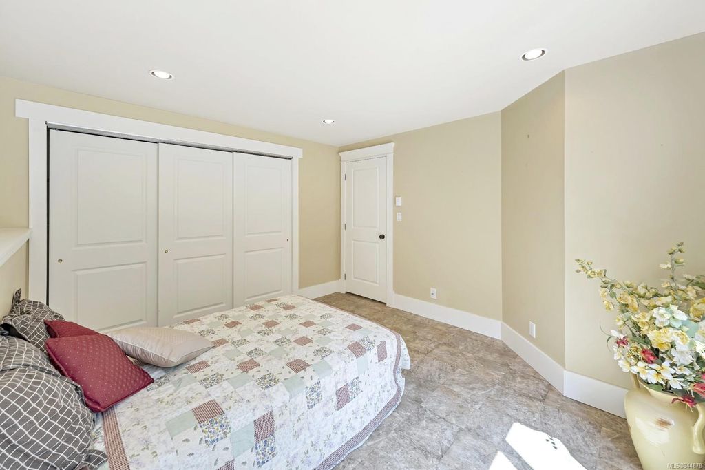 listing image 16042058639146769089