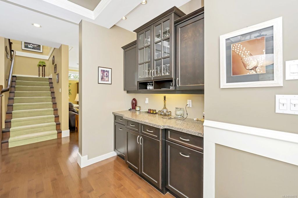 listing image 16040987154693689426