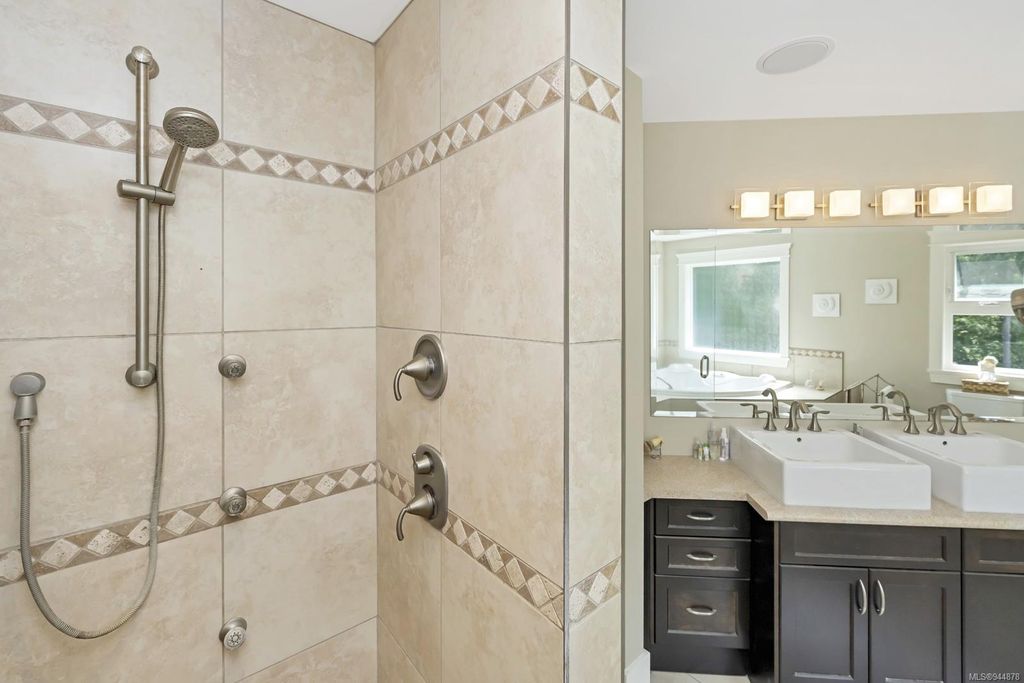 listing image 16044331095027326203