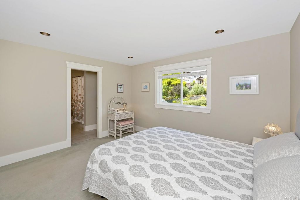 listing image 16046449681624295994