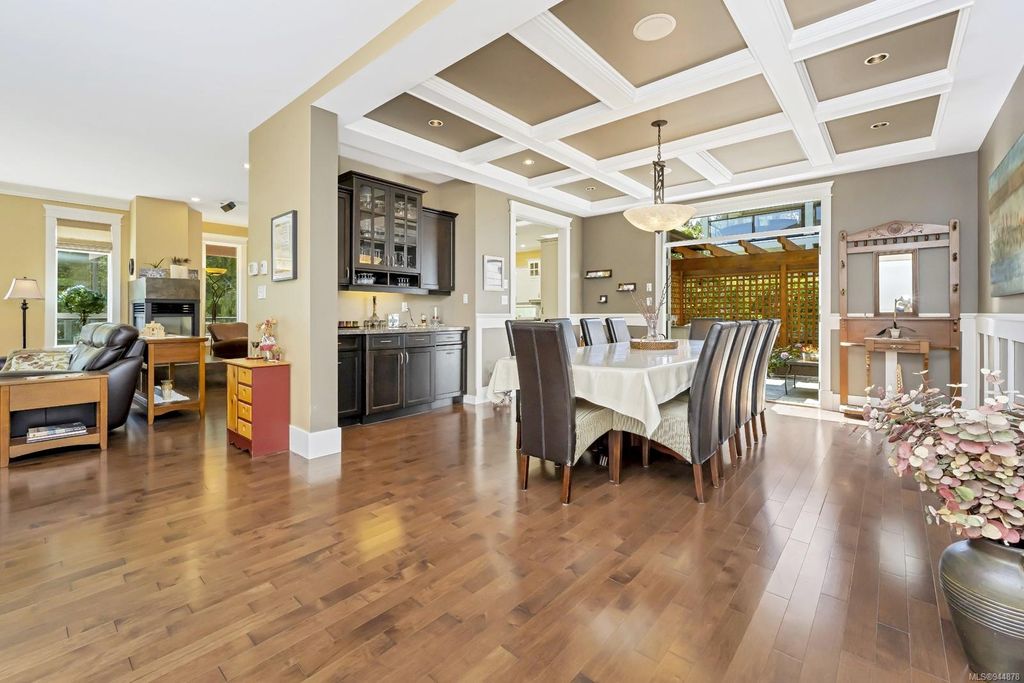 listing image 16043417215650452679