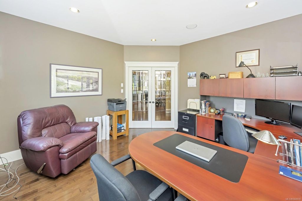 listing image 16048679927905073778