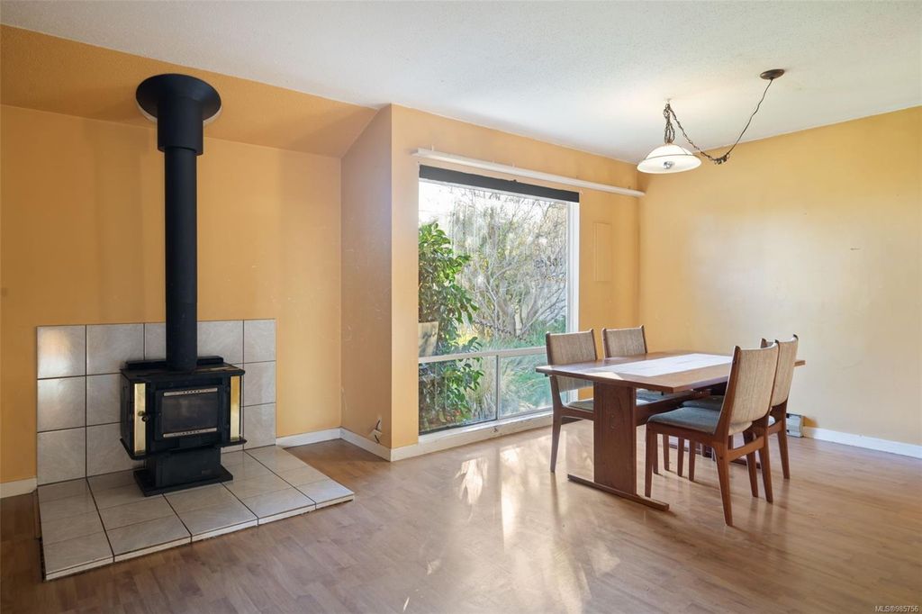 listing image 16046423689467931817