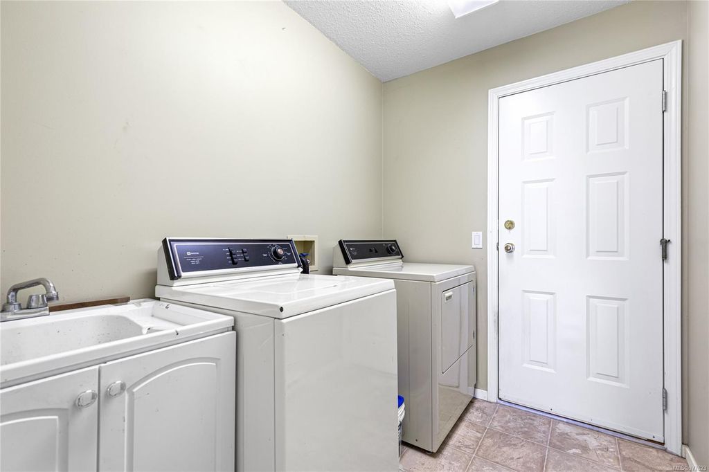 listing image 16048197822364702072