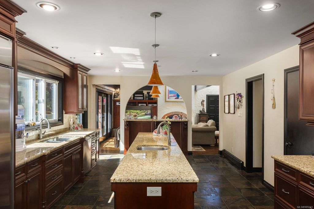 listing image 16042037191383606068