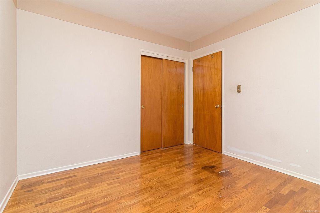 listing image 16046359676236260258