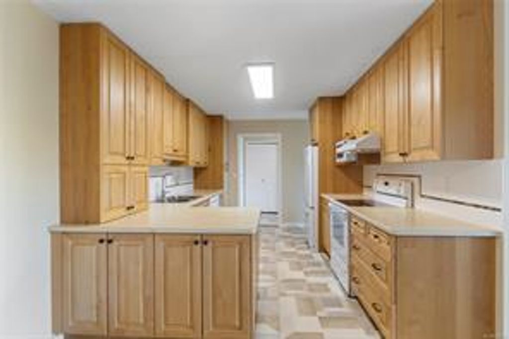 listing image 16041032074485001258