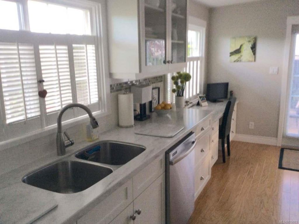 listing image 16044842750395410295