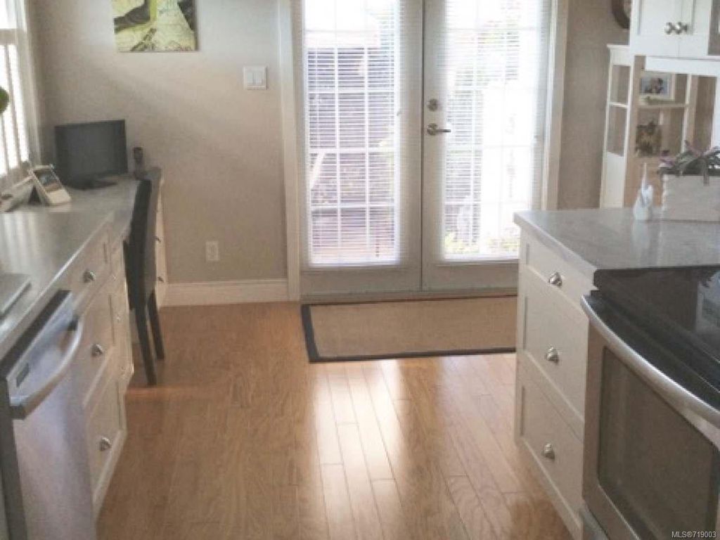 listing image 16043993701883504495