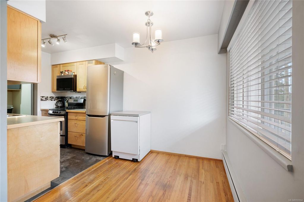 listing image 16049580445455642431