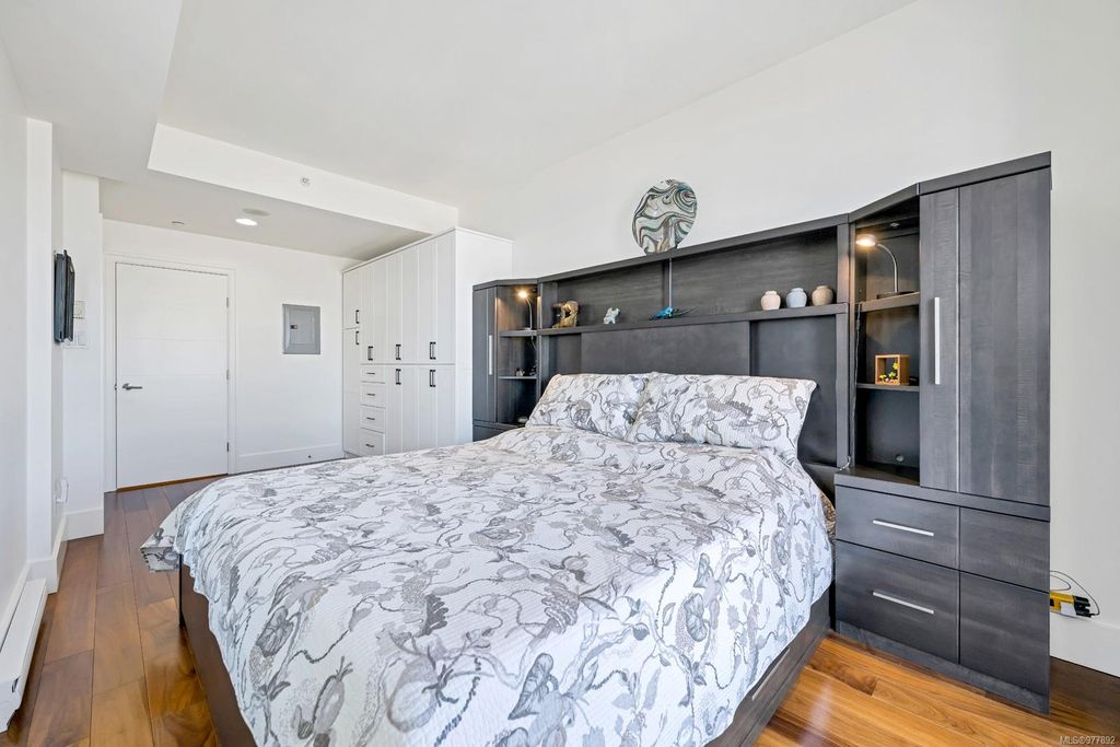 listing image 16044372513872862593