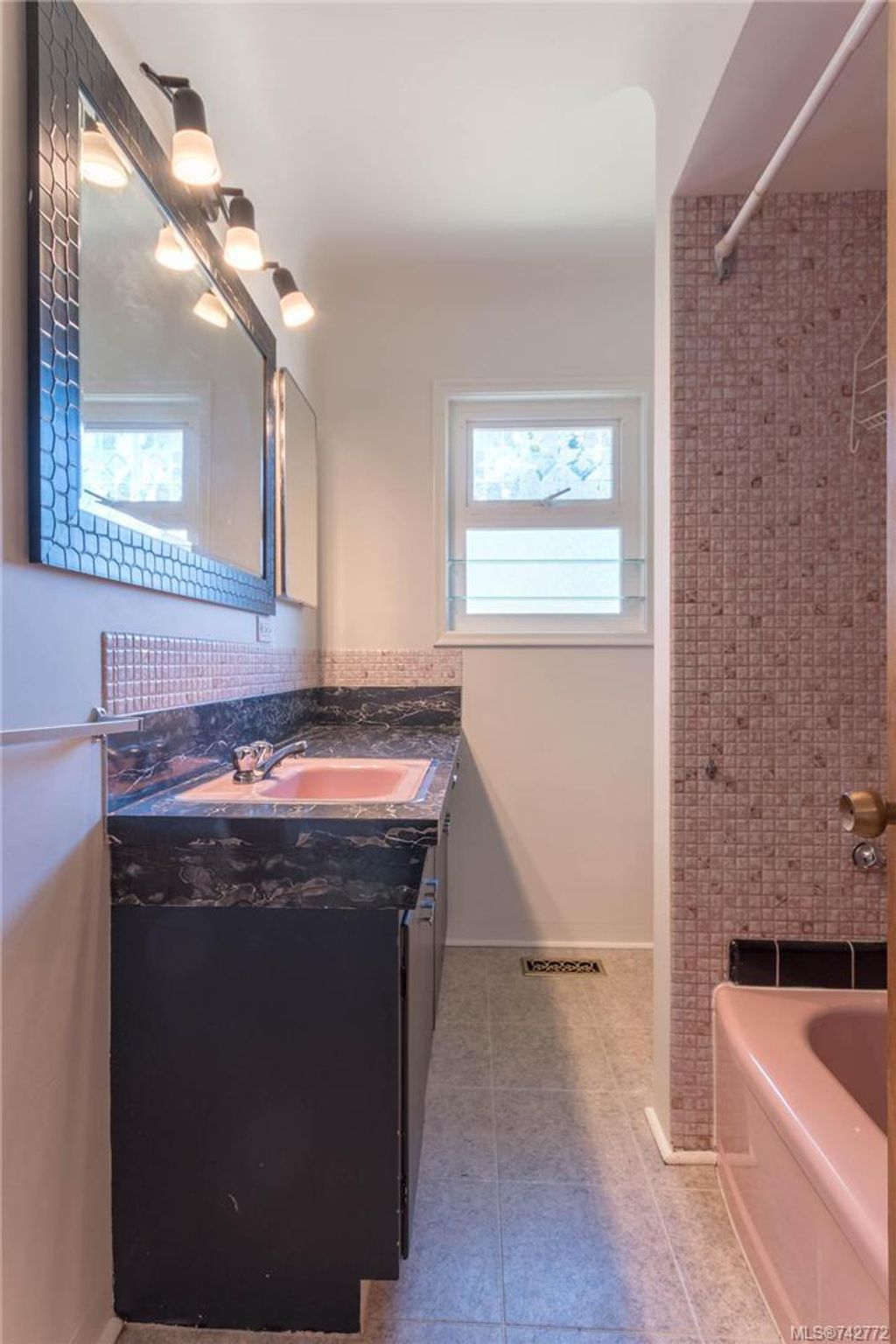 listing image 16043480015612192544