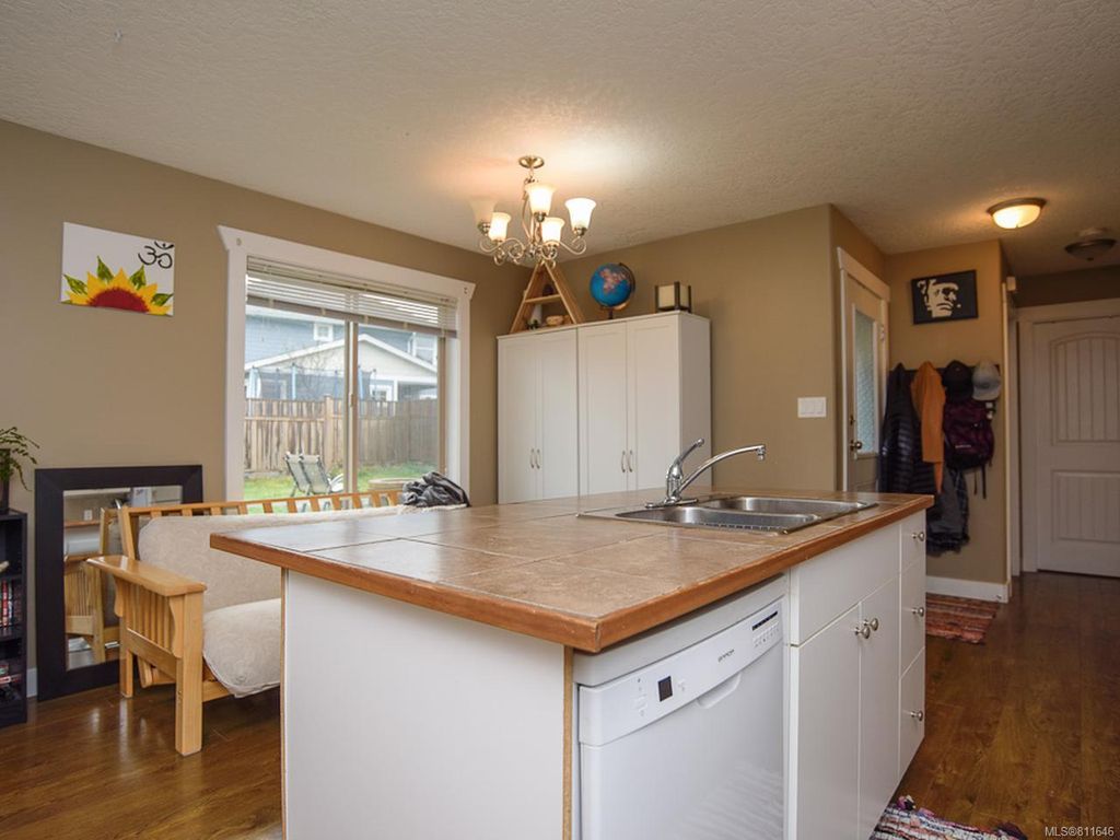 listing image 16045119349464728644