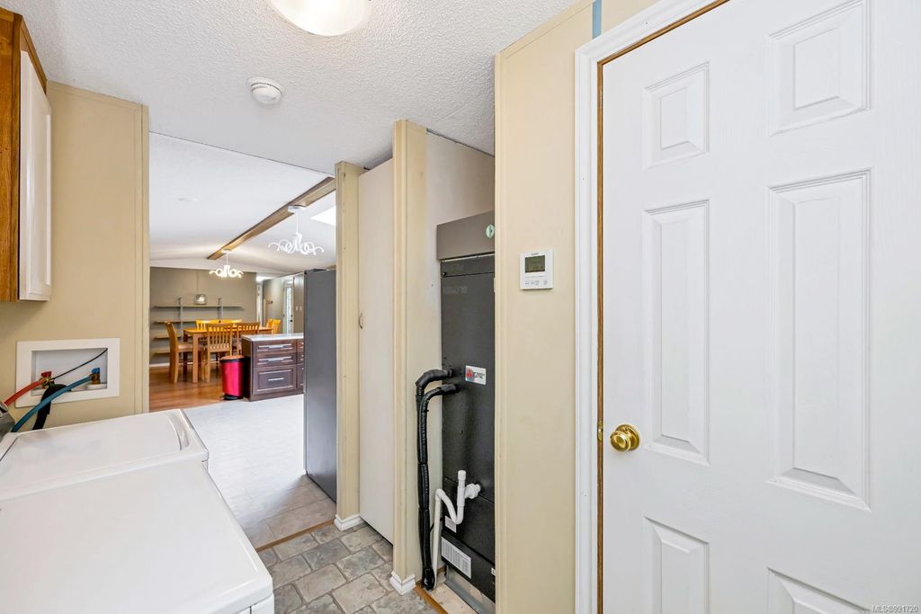 listing image 16041785158392420603
