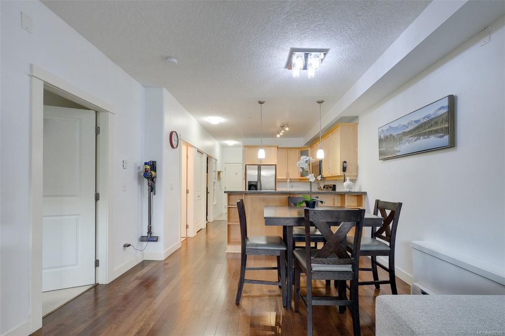 listing image 16046038005326682456