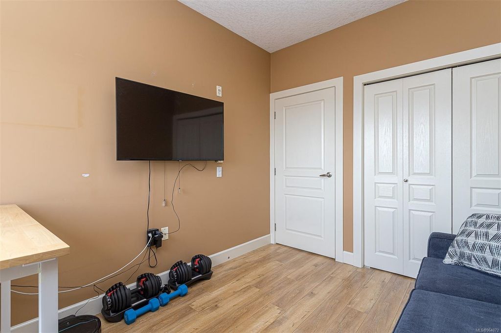 listing image 16042632599081360275