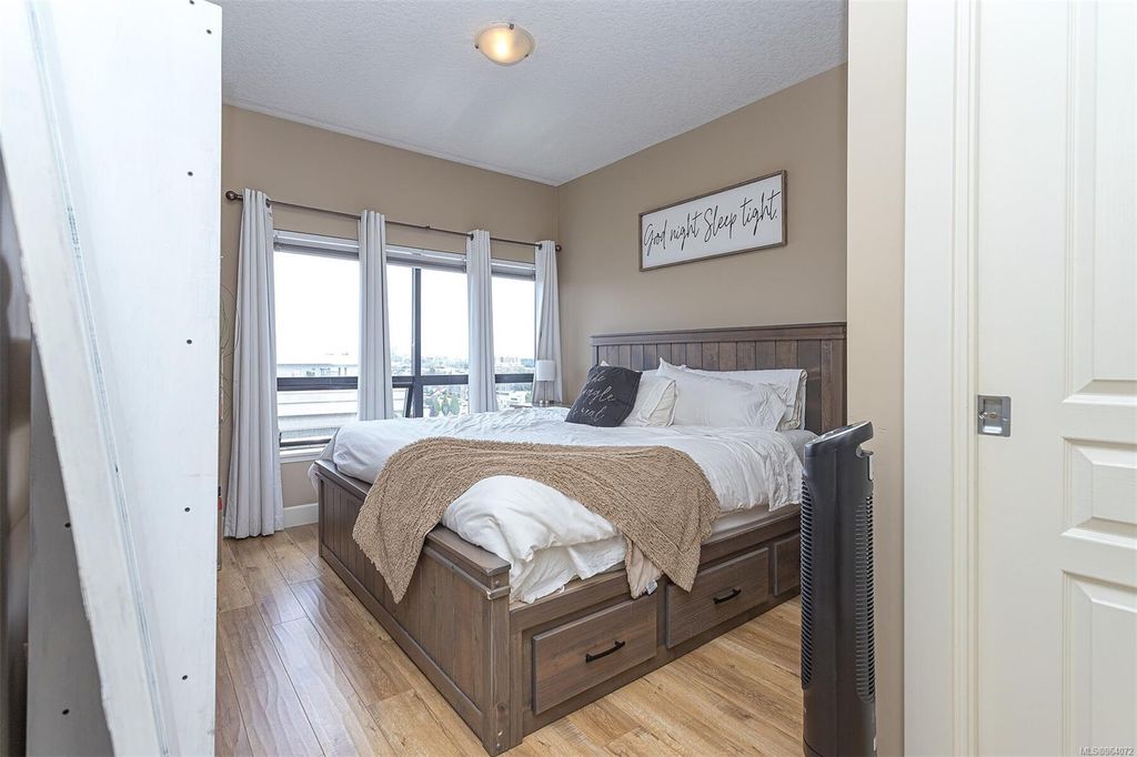 listing image 16046078968293870082