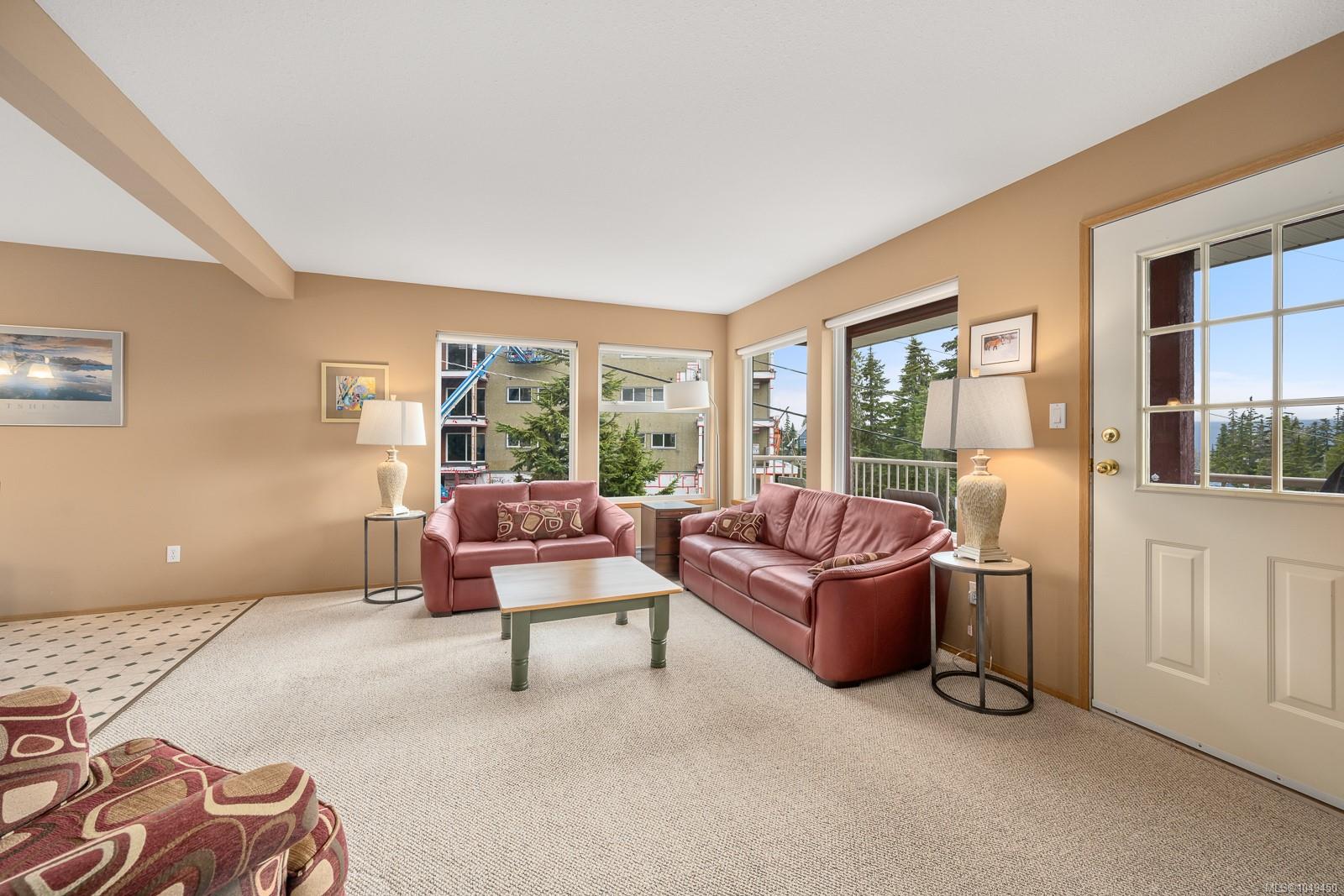 699 Castle Crag Cres 3