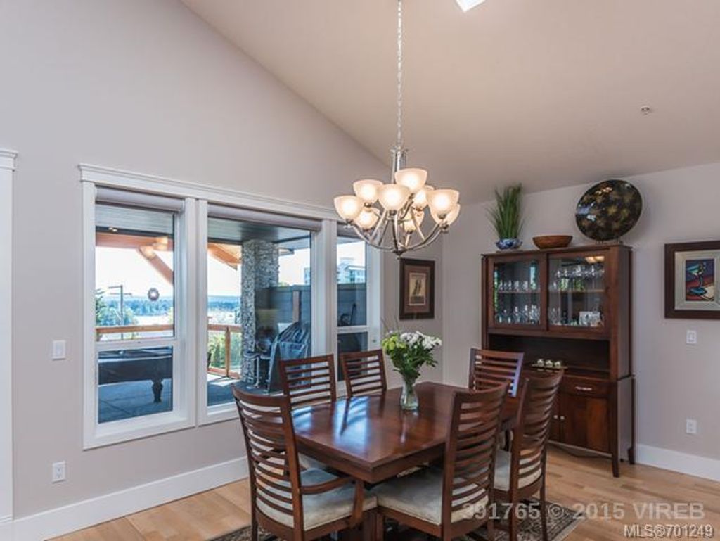 listing image 16042952174439519016