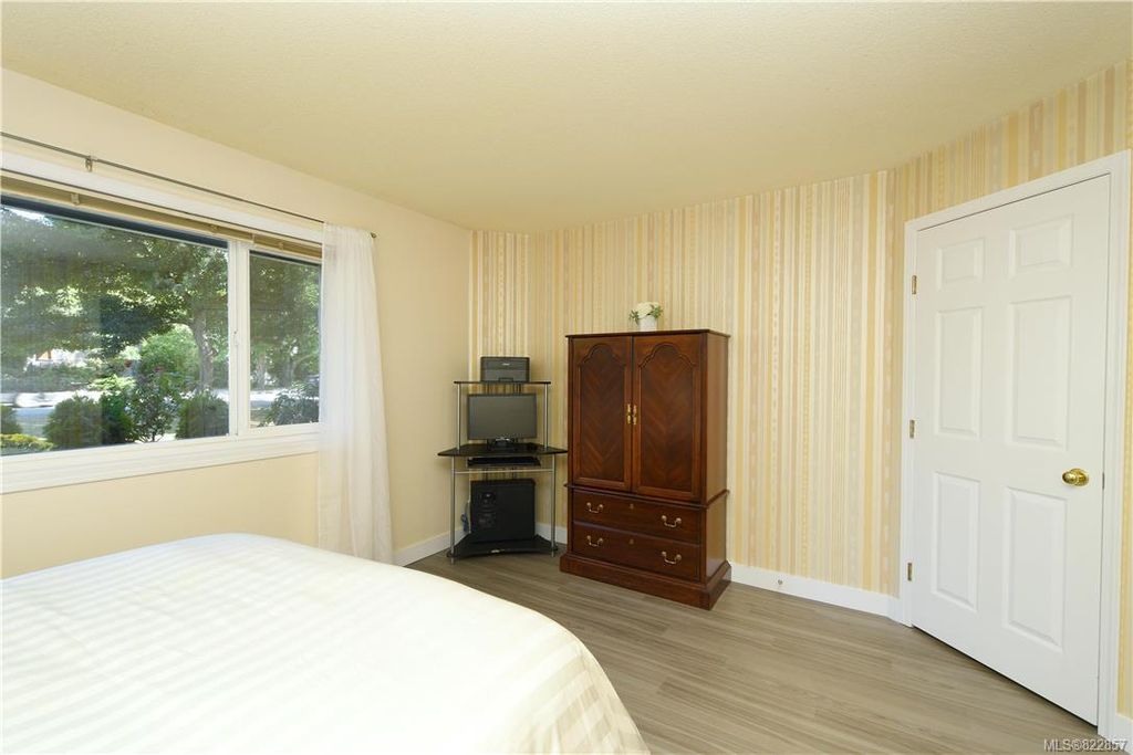 listing image 16043062878015