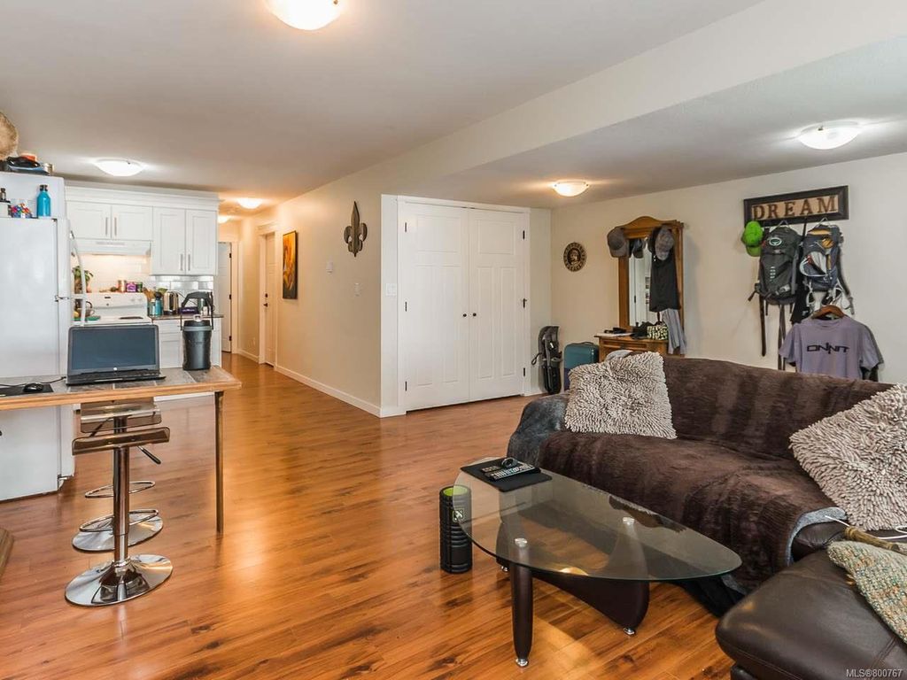 listing image 16048068872836660423