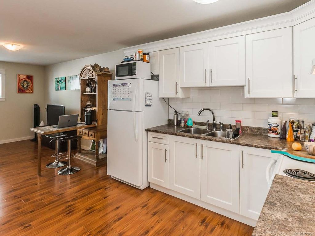 listing image 16048786638949688348