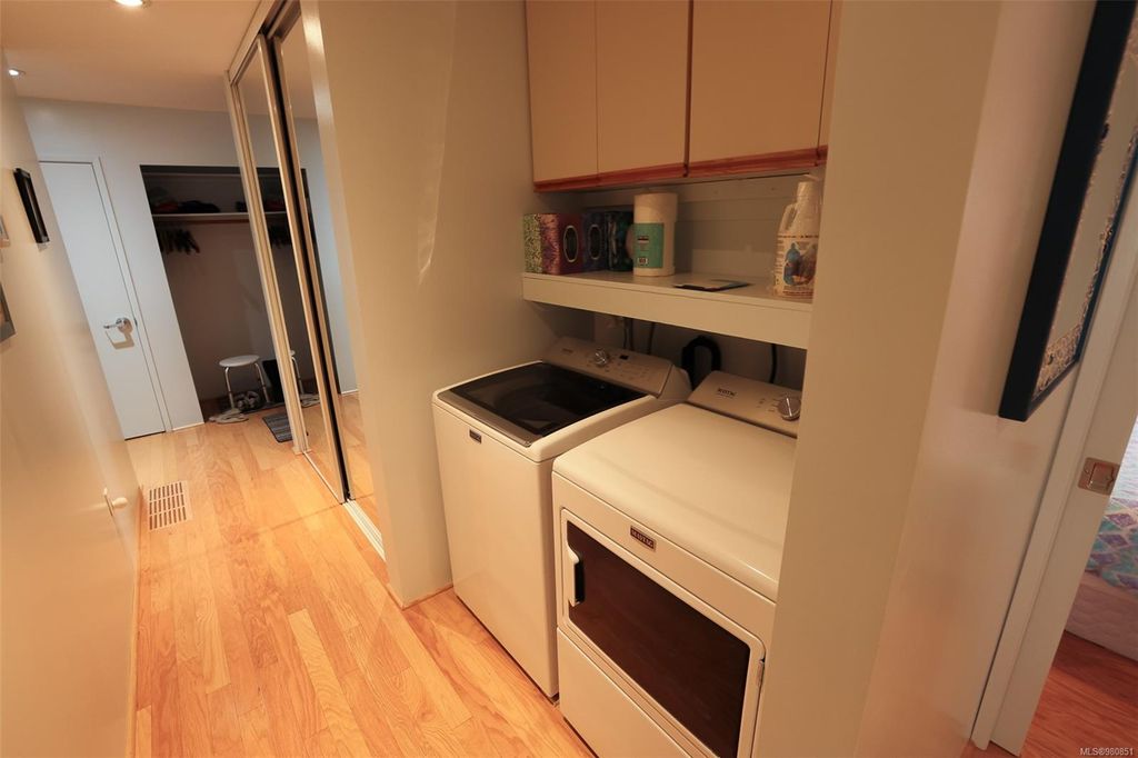 listing image 16044912661642383682