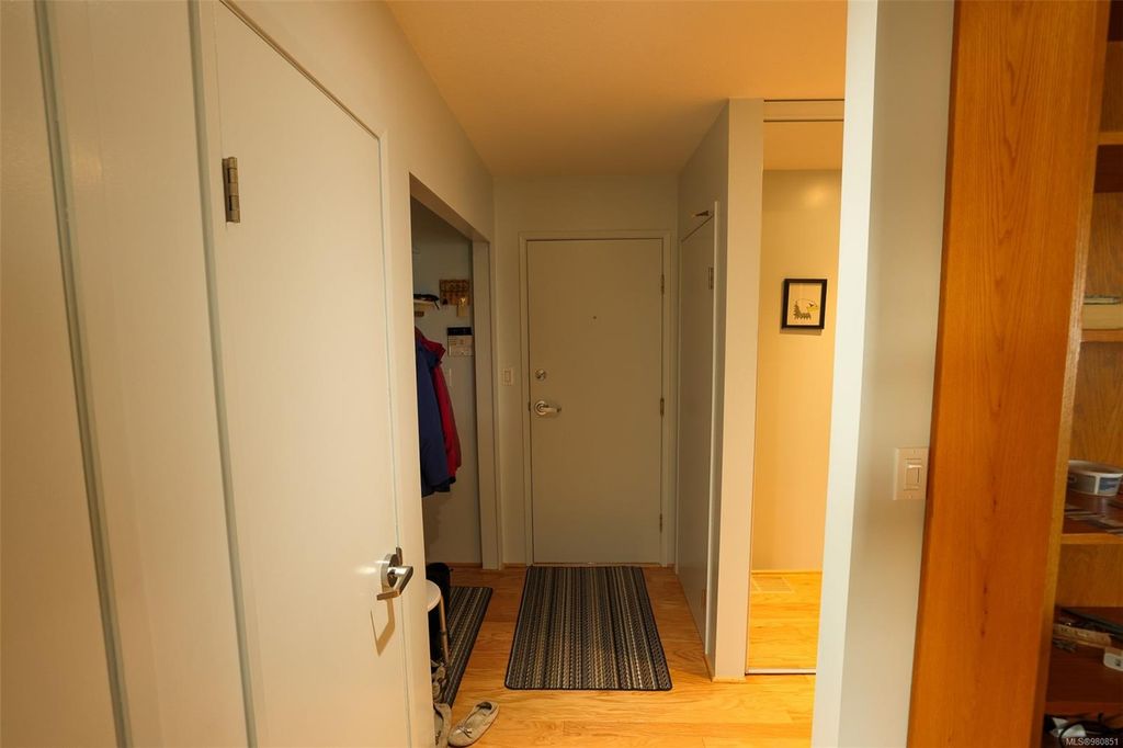 listing image 16048602736958389772