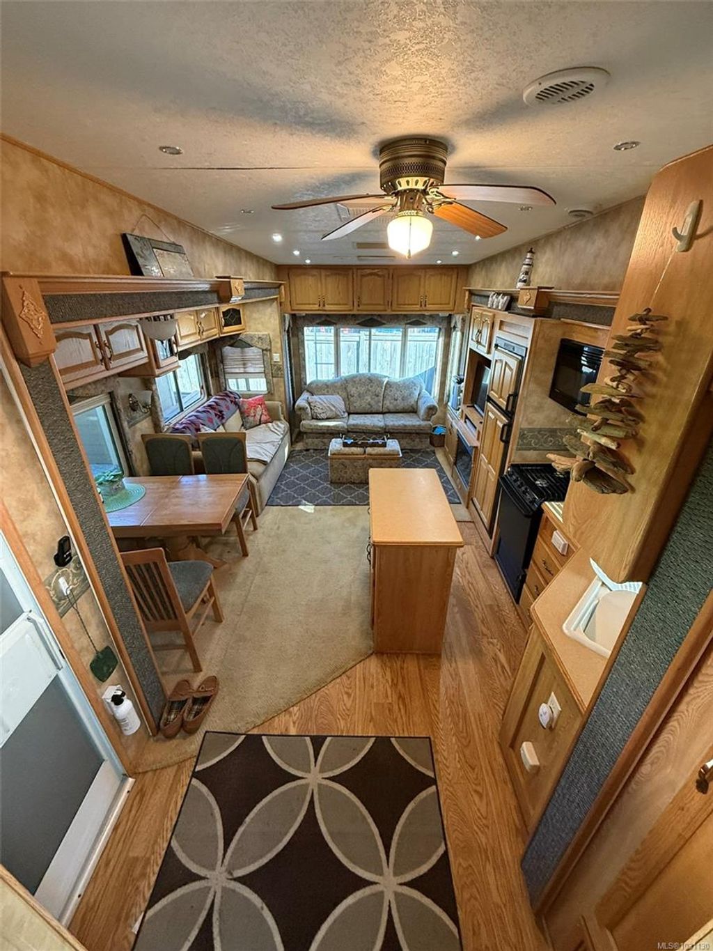 listing image 16048877362296543677