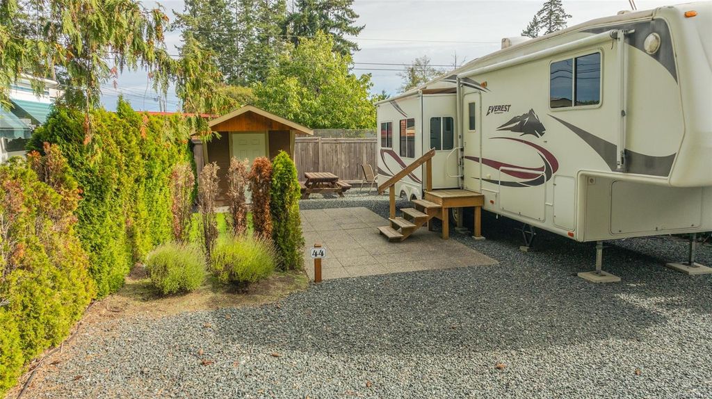 listing image 16044471443366439166