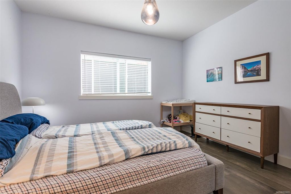 listing image 16042047193783702778
