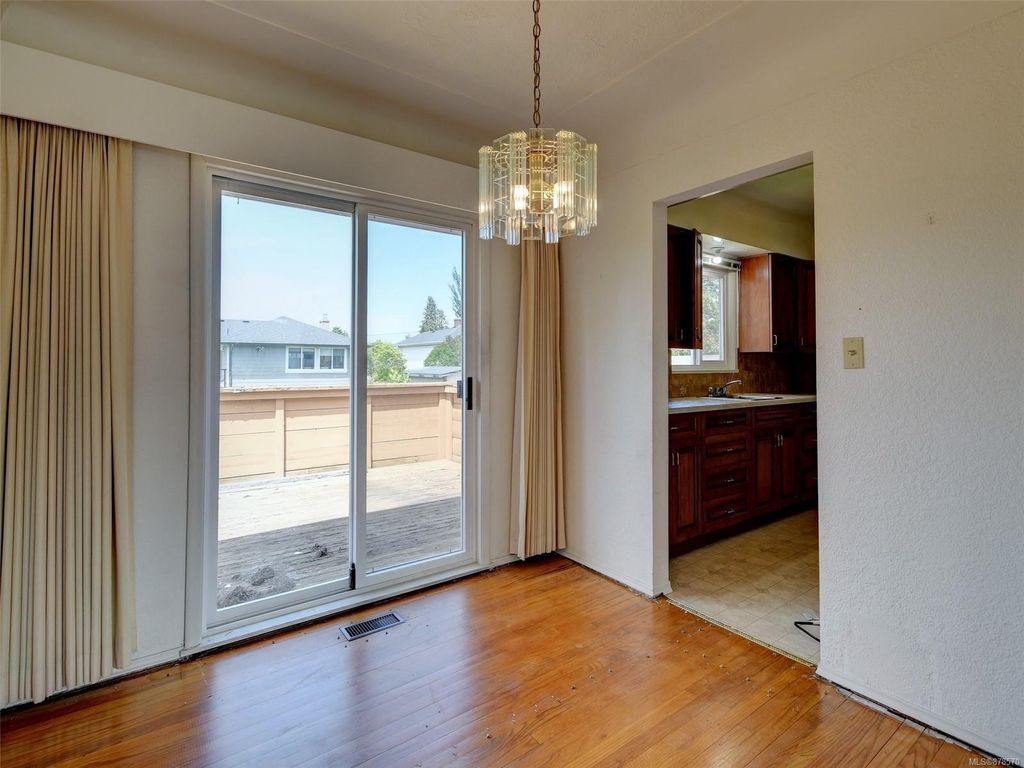 listing image 16042067403185283876