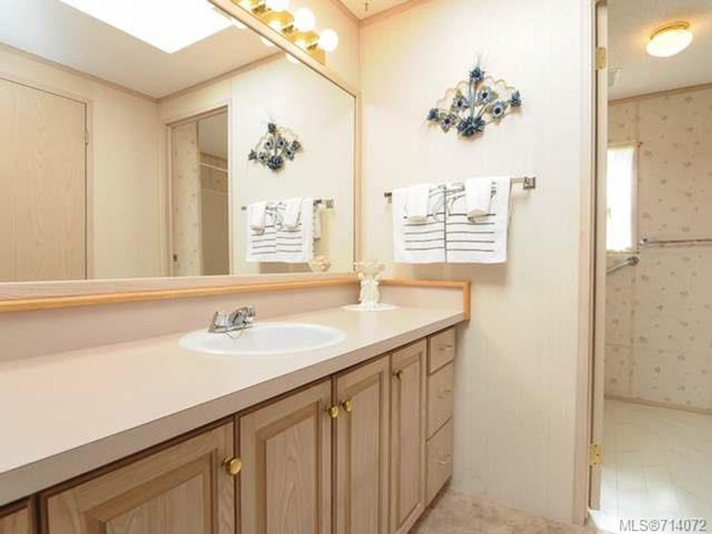 listing image 16043179837018425205