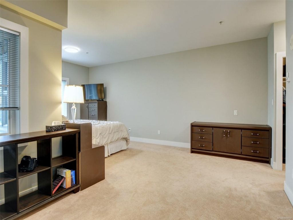 listing image 16048240545163387258