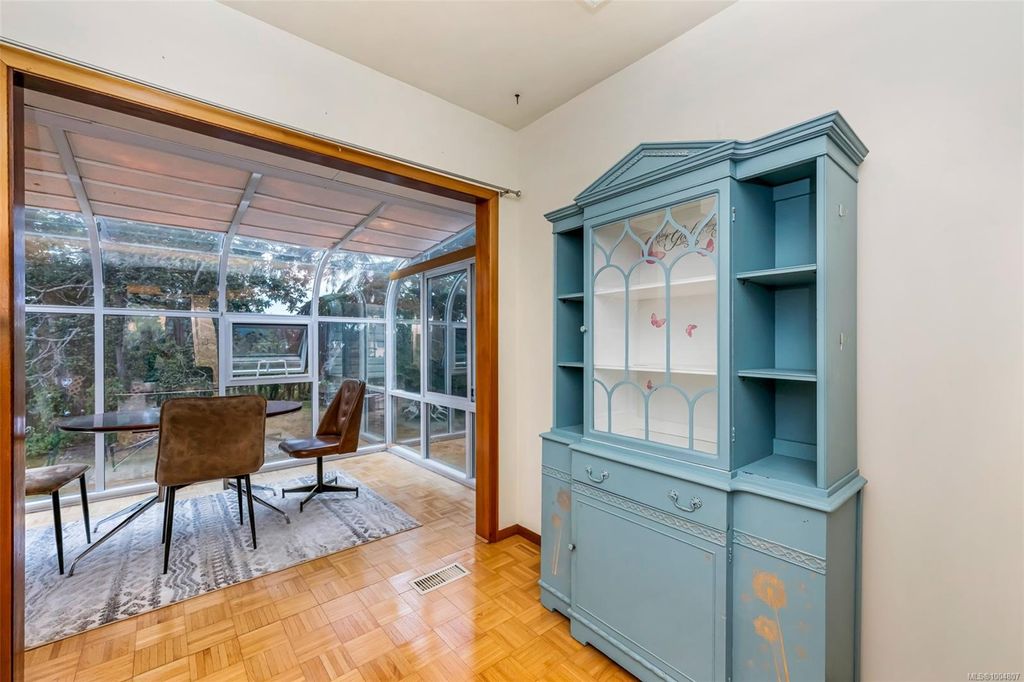 listing image 16043817252807460378