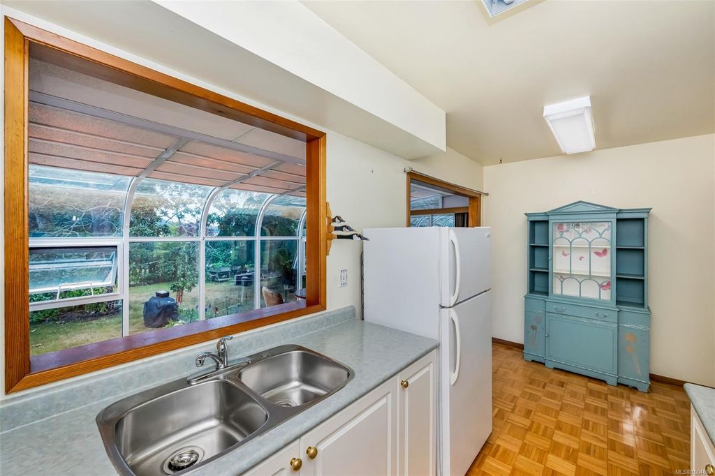 listing image 16046560315762525506