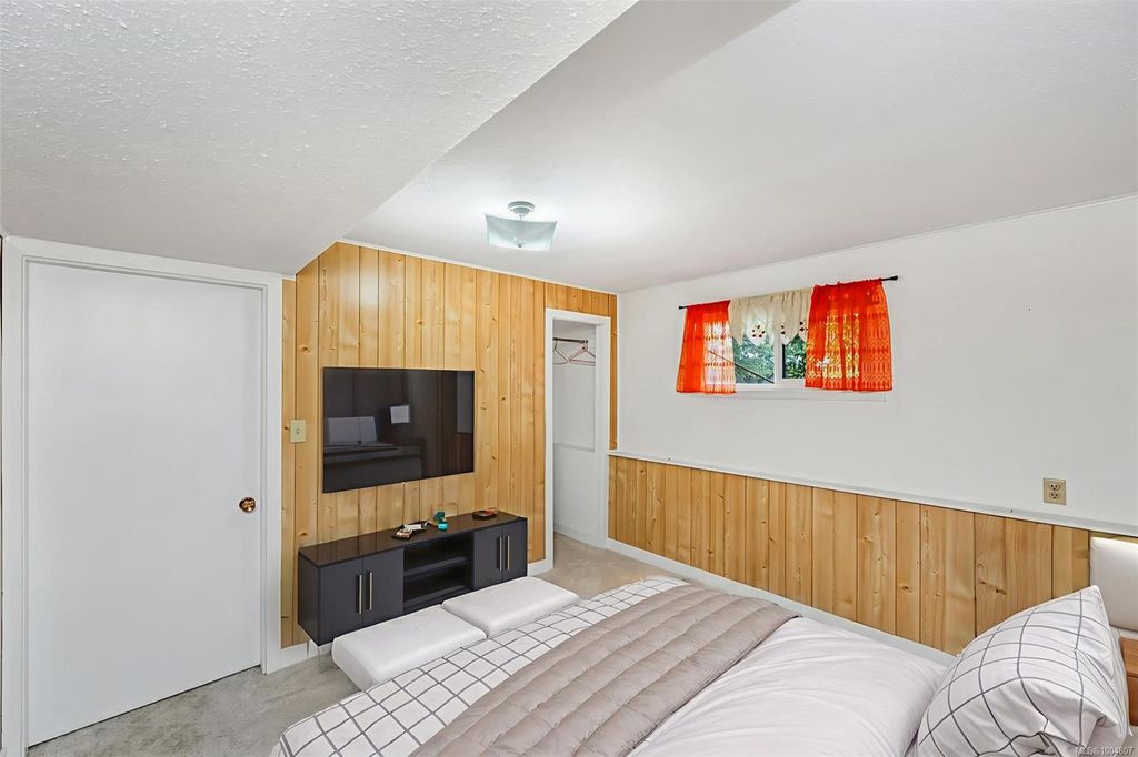 listing image 16048482162940375870