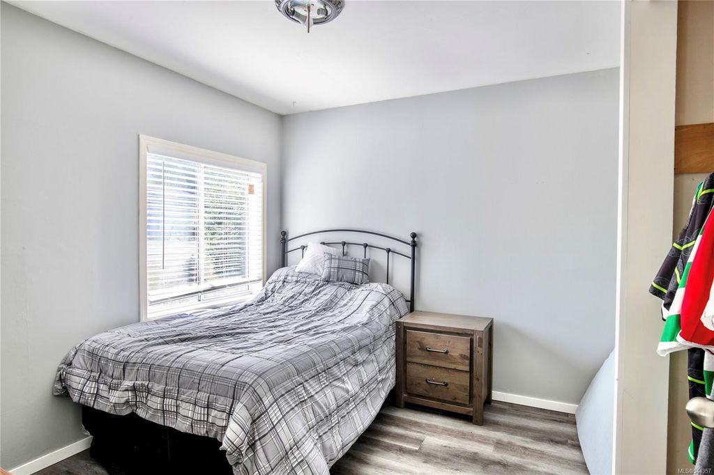 listing image 16048887582842430340